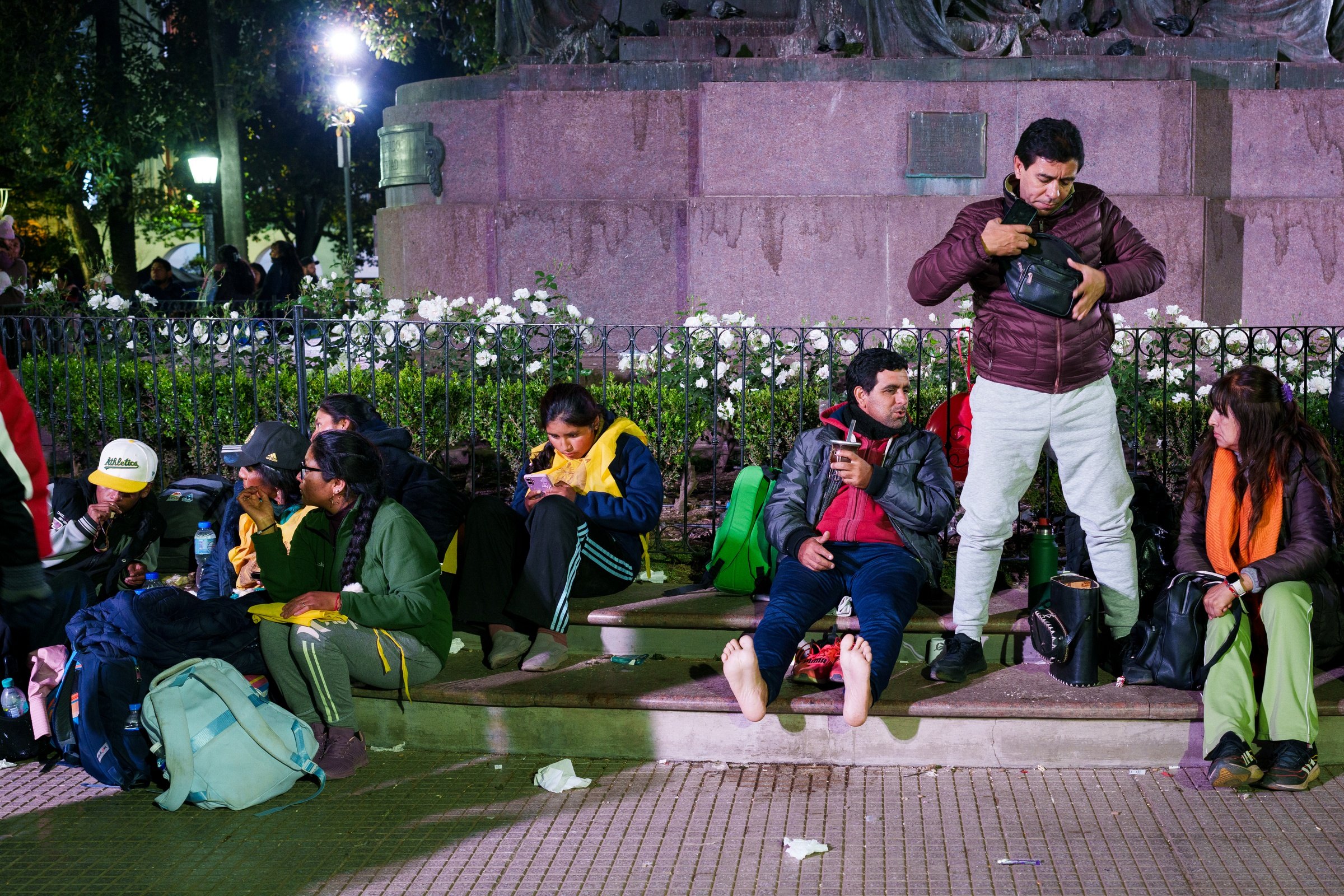 Pelegrinos en la plaza descansando