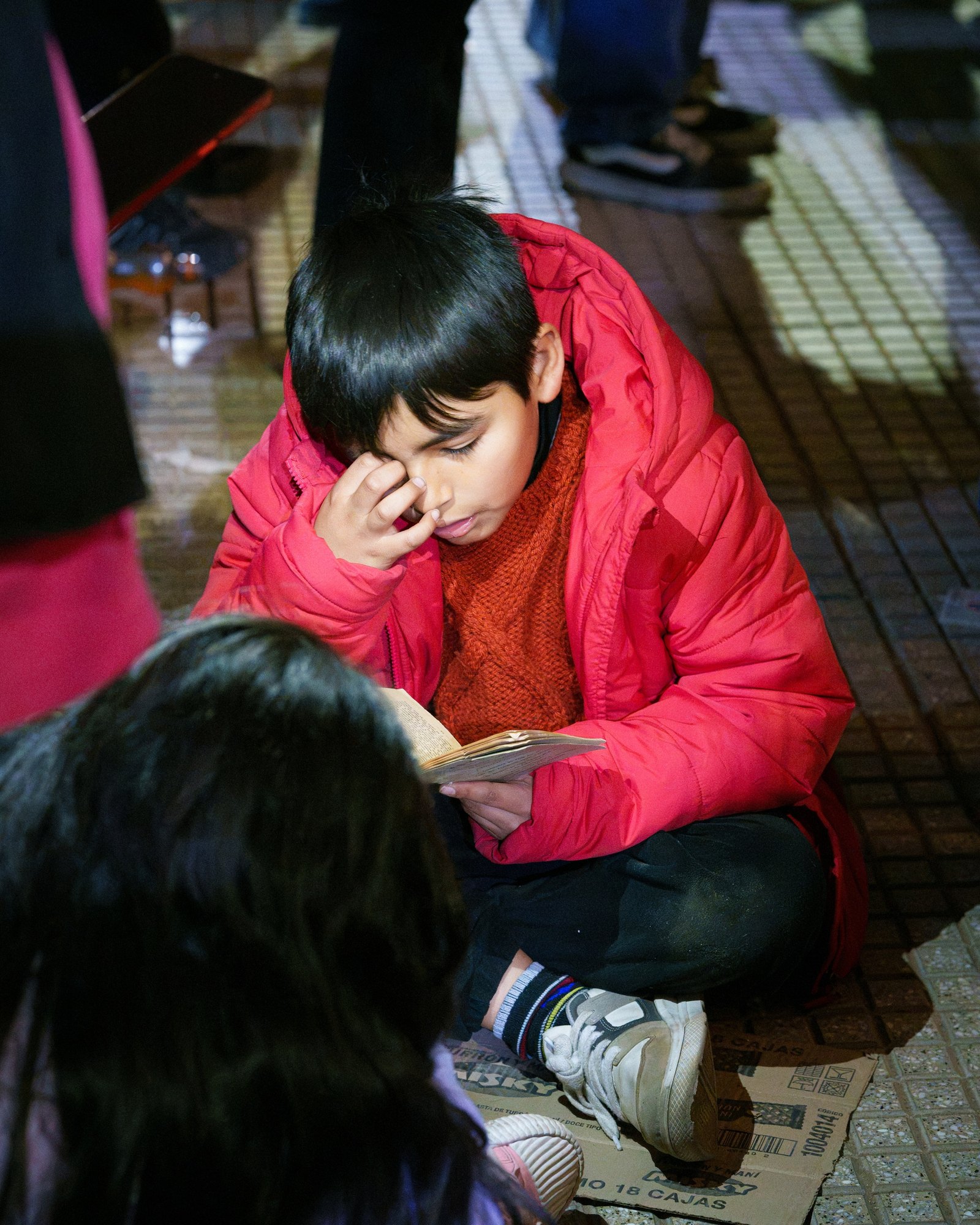 Niño rezando de noche.