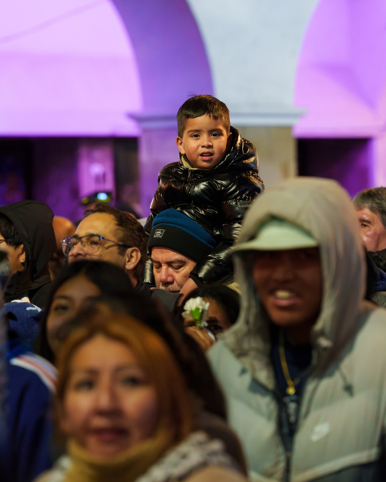 Niño en los hombros de su padre. 