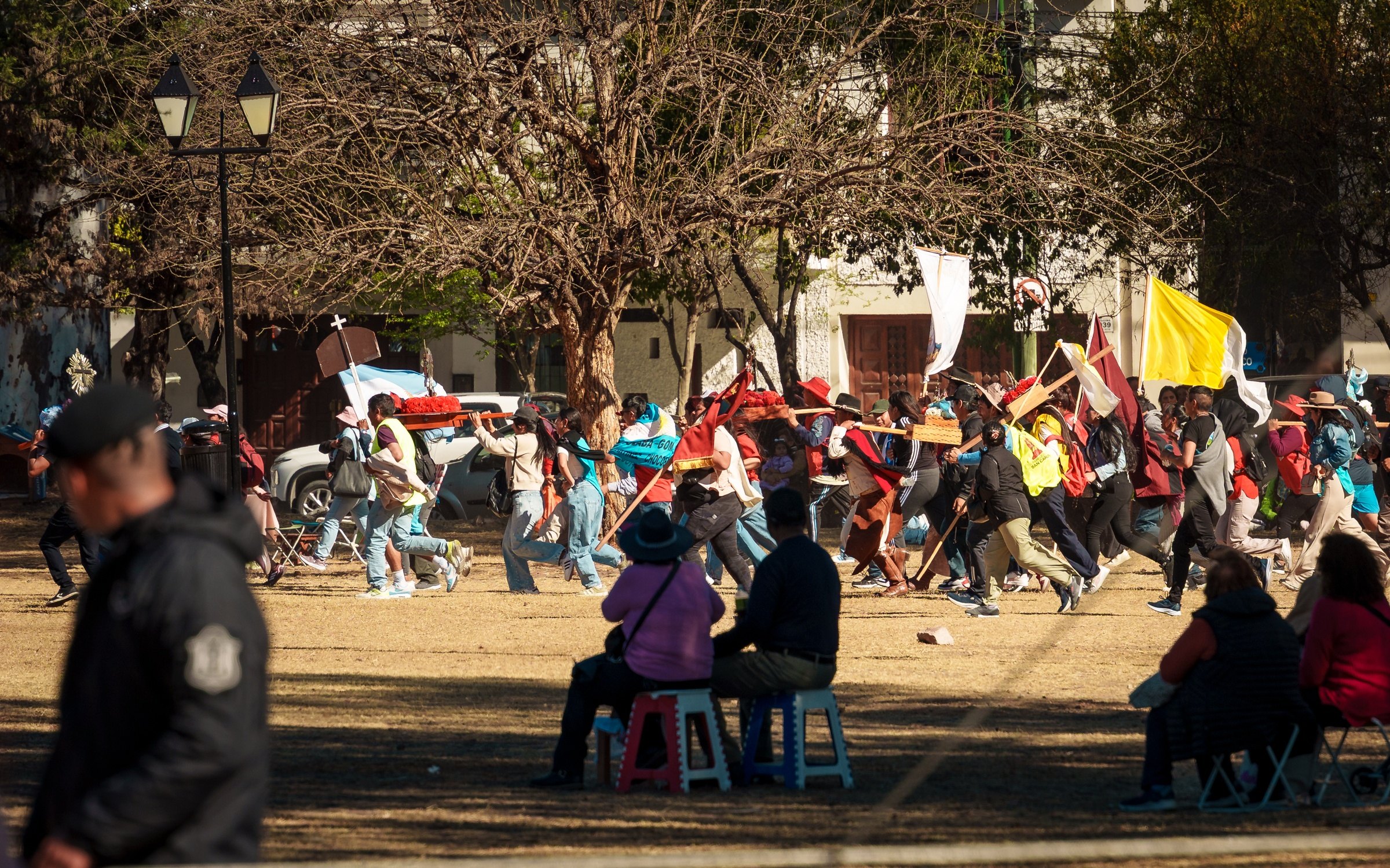 Pelegrinos corriendo.