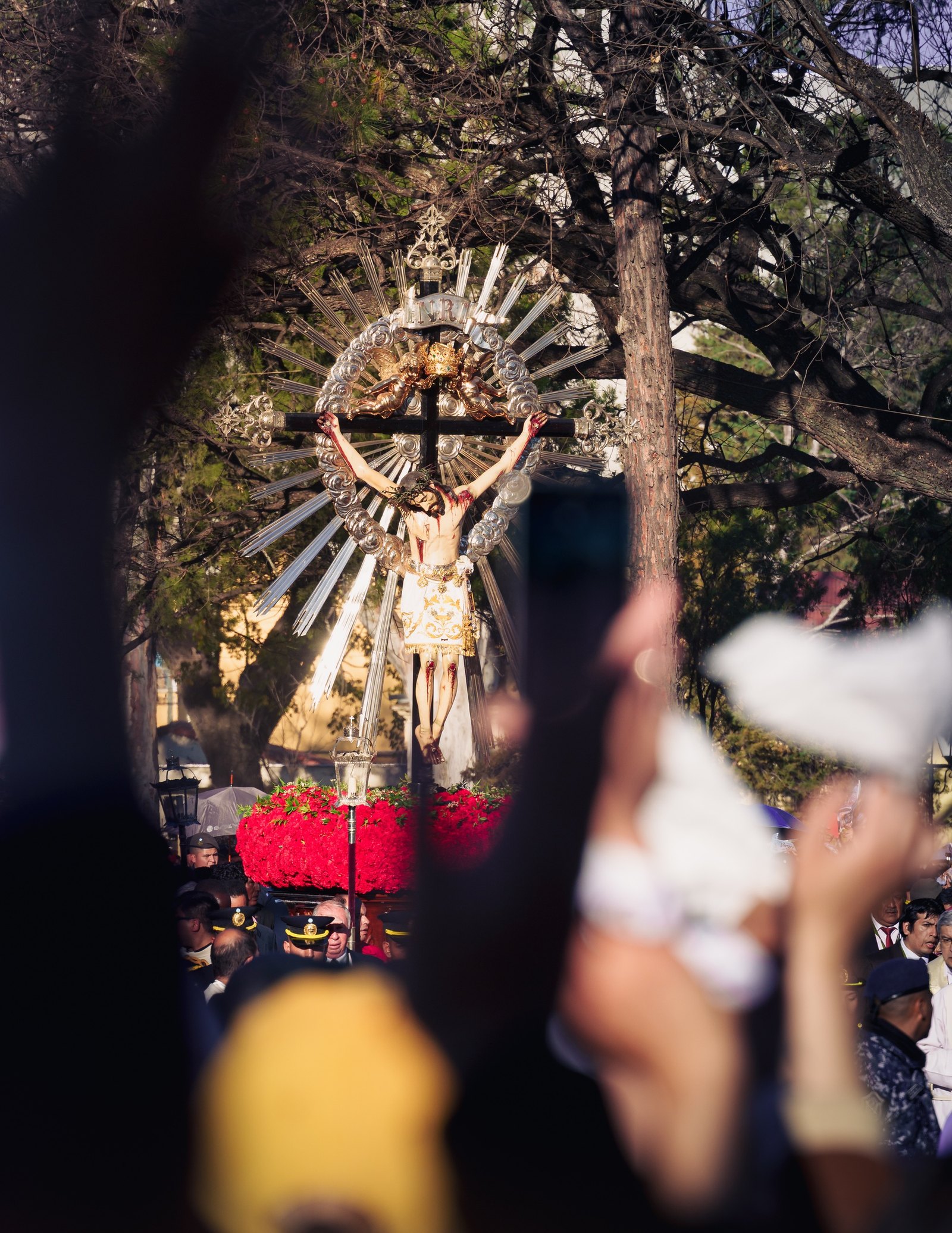 Multitud saludando al Señor del Milagro.