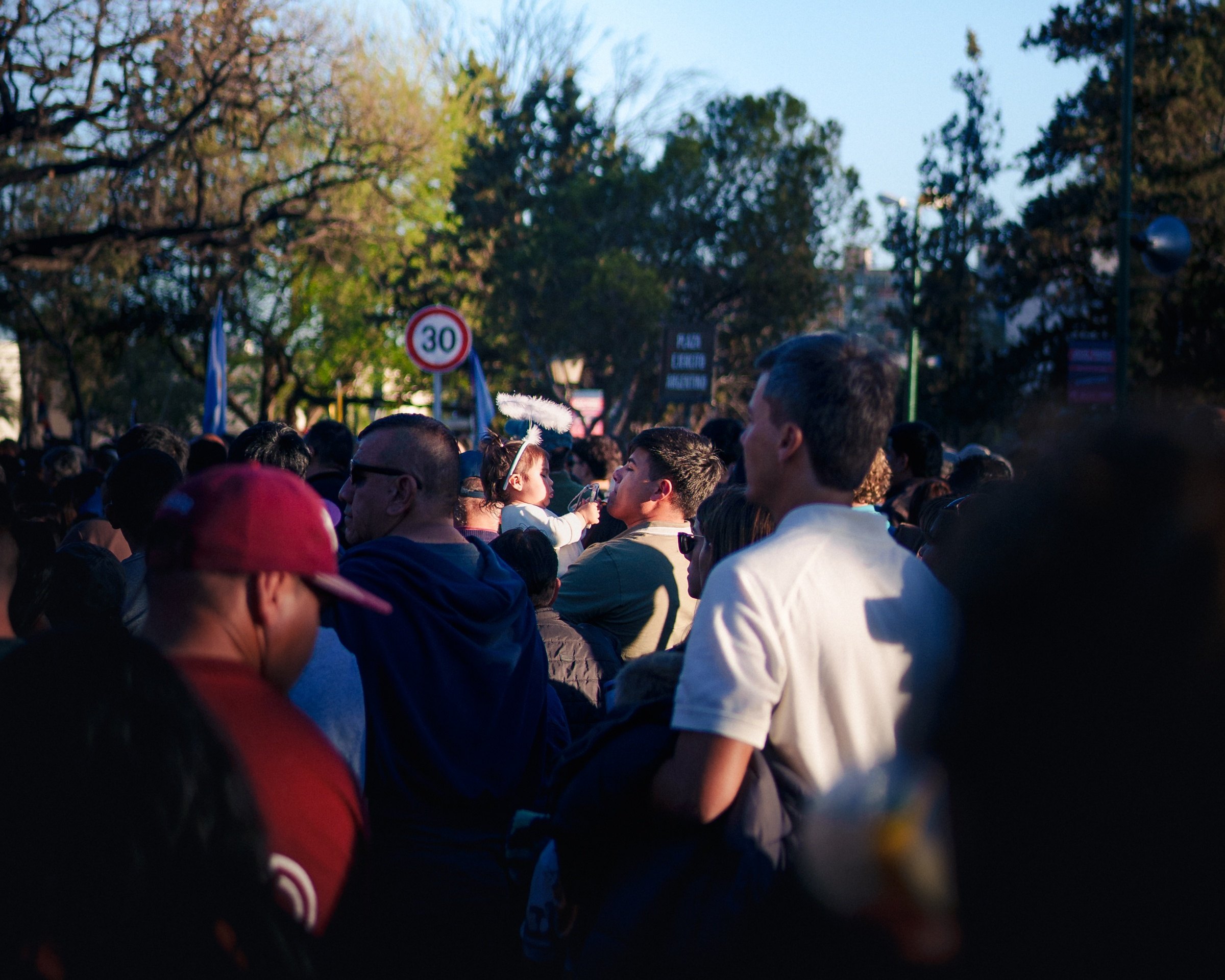 Padre e hija en una multitud.