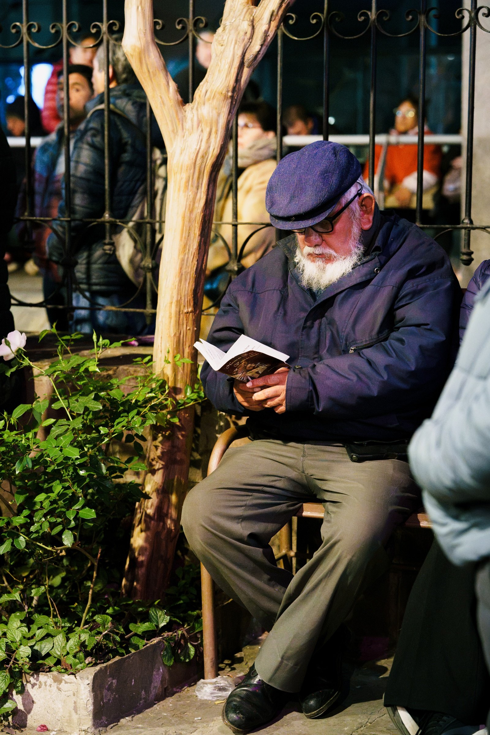 Fiel rezando la novena