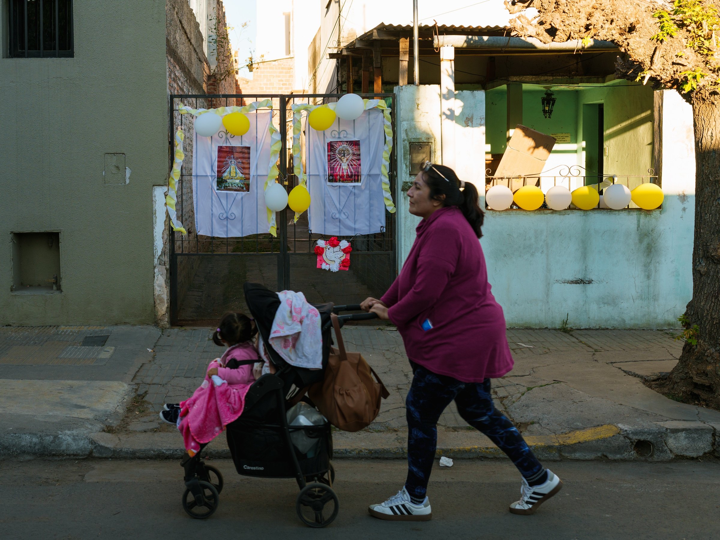 Madre e hija en un cochecito.