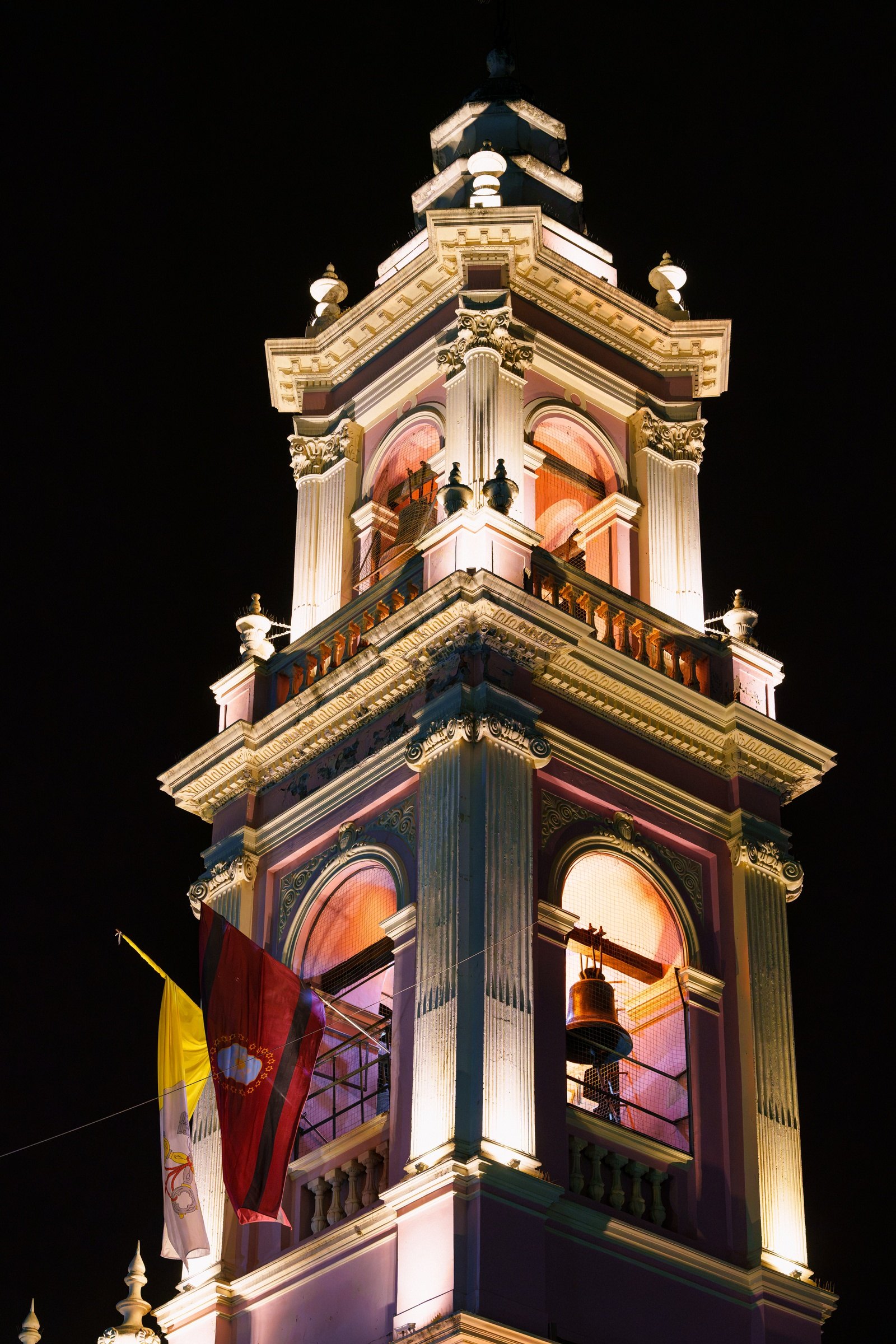 Vista nocturna del campanario.