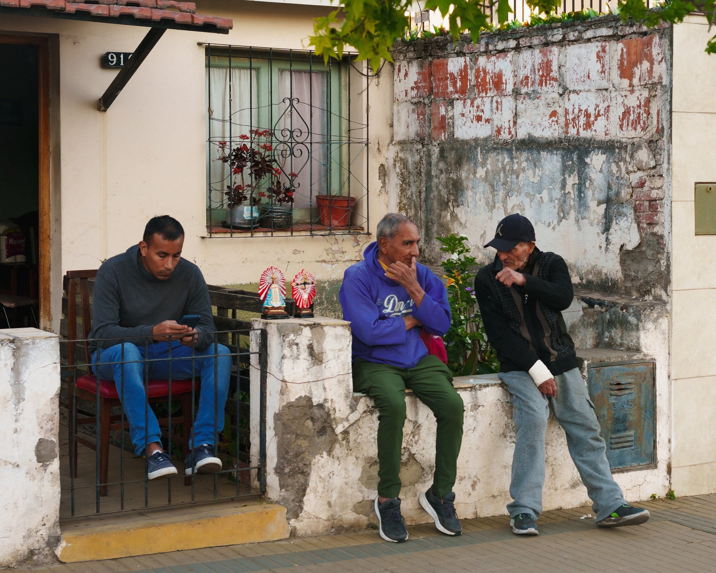 Vecinos conversando.