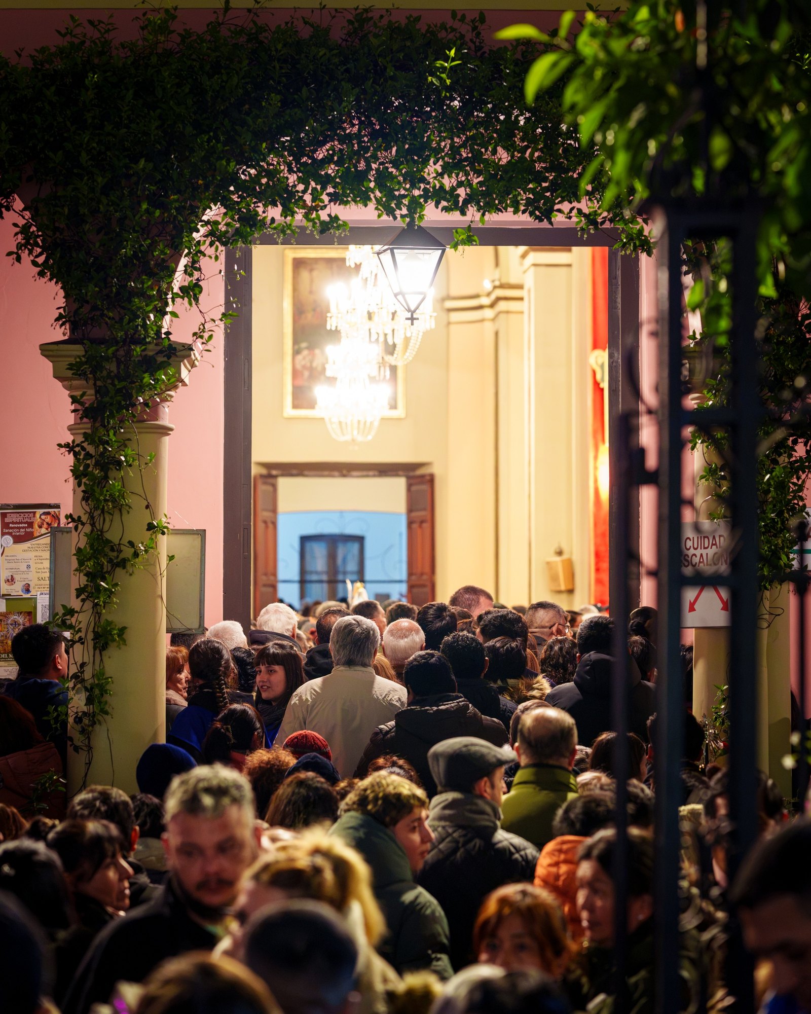 Multitud ingresando a la catedral para rendir culto